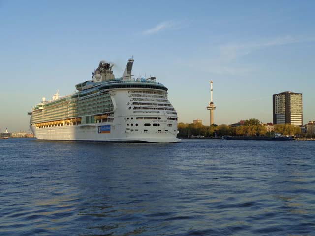 Cruiseschip ms Independence of the Seas van Royal Caribbean Cruises Ltd. aan de Cruise Terminal Rotterdam